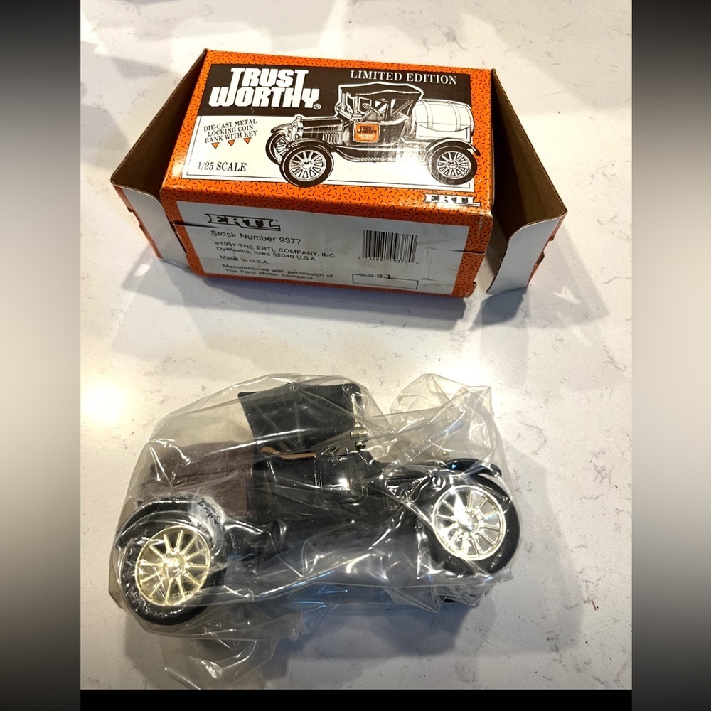 ERTL TRUST WORTHY HARDWARE 1918 FORD BARREL TRUCK 1 / 25 BANK With Box